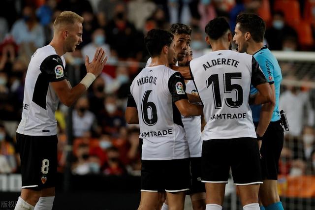 火箭险胜森林狼晋级淘汰赛 马刺力克爵士4连胜